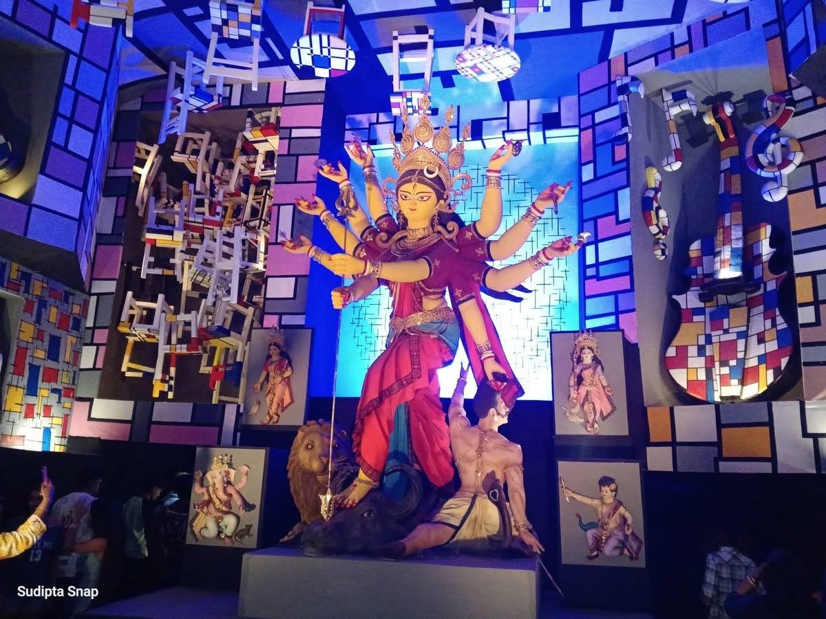 Kumortuli Sarbojonin Durgotsab Durga Puja pandal — North Kolkata 2026