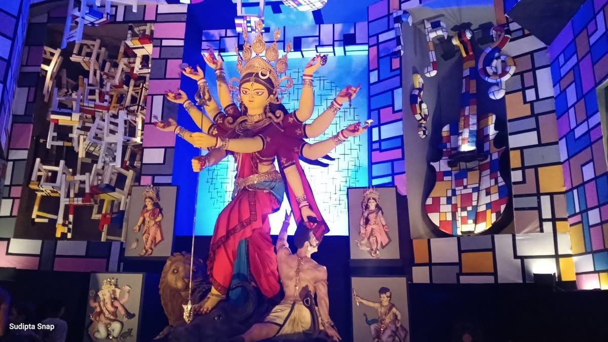 Kumortuli Sarbojonin Durgotsab Durga Puja pandal — North Kolkata 2026